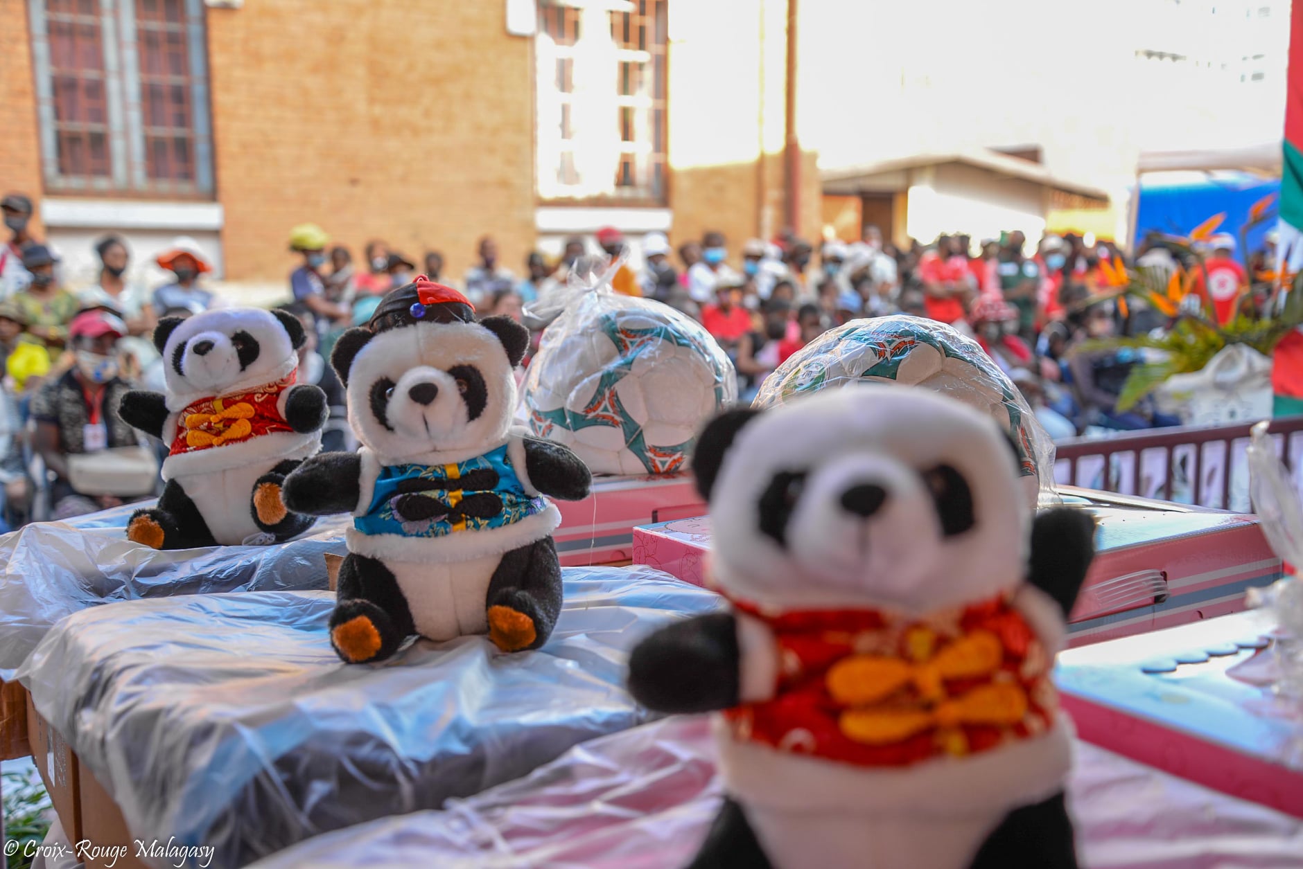 Cérémonie de remise de jouets, de fourniture scolaire pour les enfants du District 5